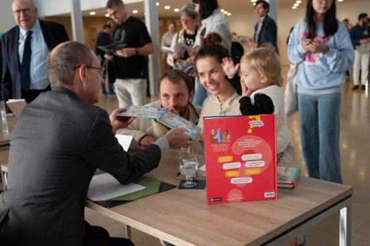 Olivier Houdé dédicaçant un de ses ouvrages lors des journées du patrimoine de l'Institut de France le samedi 21 septembre 2024